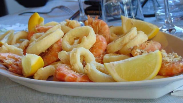 Frittura di calamari e gamberi sgusciati