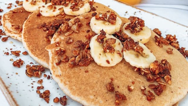 Oat pancakes with granola and banana