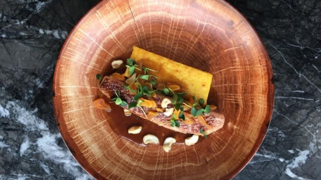 Magret de Canard Sud-Ouest saisi sur Peau Noix de Cajou Abricot sec Jus réduit, Polenta Frit