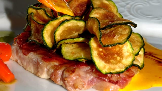 Saltimbocca con chips di zucchine su salsa allo zafferano