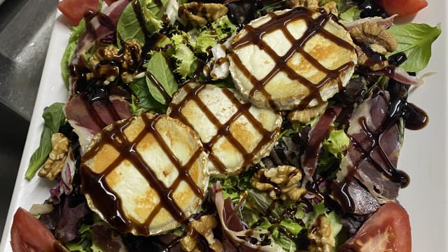 Ensalada de jamón ibérico, nueces y queso de cabra