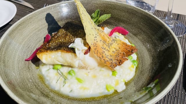 Dos de Cabillaud, Risotto aux Petits Pois et à la Menthe, Tuile aux Graines de Chia Bio 