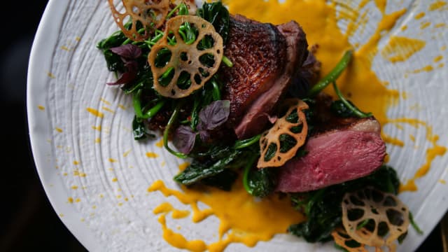 MAGRET DE CANARD AVEC QUINOA PEROUVIENNE, MORNING GLORY & SAUCE PENANG