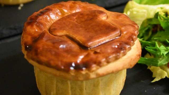 Tourte aux champignons et salade