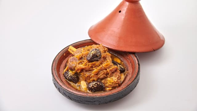 Tajine à l’agneau aux pruneaux et amandes