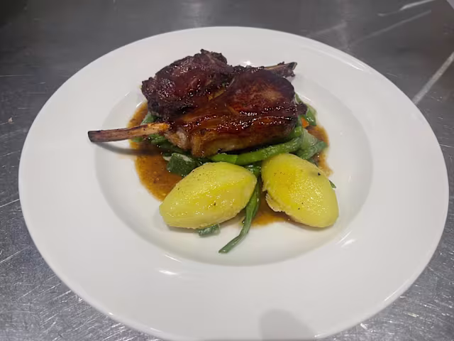 Carré d'agneau aux légumes de saison et pommes de terre 