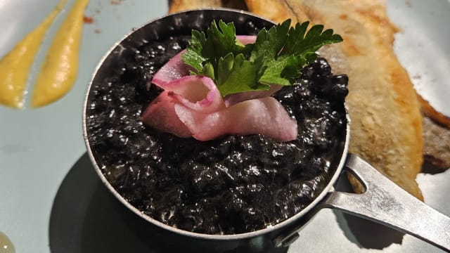 Filet de bar risotto a l'encre de sèche 