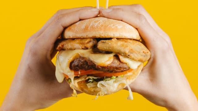 L' hamburger alla parmigiana con melanzane