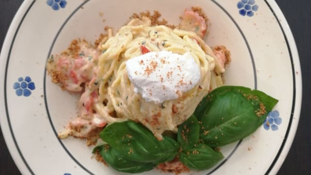 Tagliolini all'italiana con pomodori pachino, basilico, ricotta fresca e mandorle