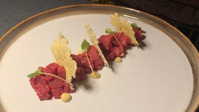 Tartare di Carne con chips di parmigiano