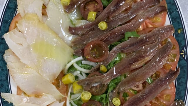 Ensalada de Rucula y tomate Raf con Anchoas del Cantábrico y Bacalao ahumado 