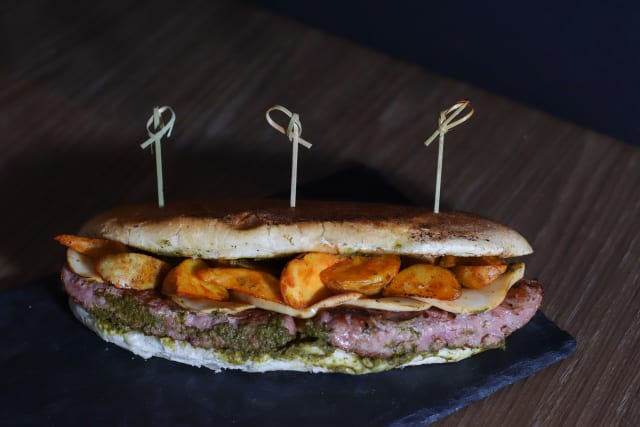 PARTENOPEO (Salsiccia di Suino, Scamorza affumicata, Crema di friarielli, Patate al forno)