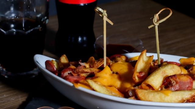 PATATINE FRITTE CON WURSTEL E PROVOLA