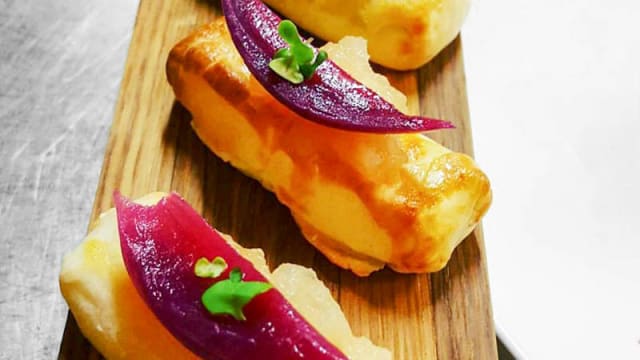 Salva cremasco in crosta di patate con cipolle di "Tropea" in agrodolce