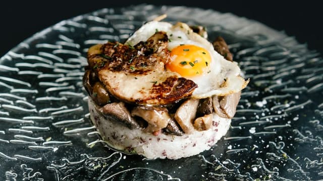 Foie de l'Empordà, patatas enmascaradas, setas confitadas y huevo de codorniz