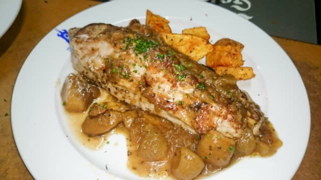 Solomillo con salsa de boletús y patatas campesinas.