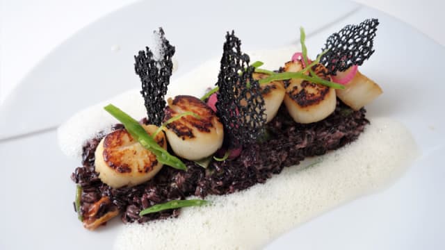 Saint-Jacques, riz vénéré et crème de champagne au vieux parmesan