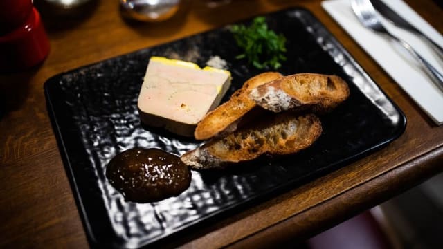 Foie gras maison et son chutent d'oignon