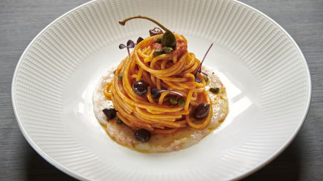Spaghetti avec carpaccio de crevettes, sauce aux poivrons, câpres et olives taggiasche