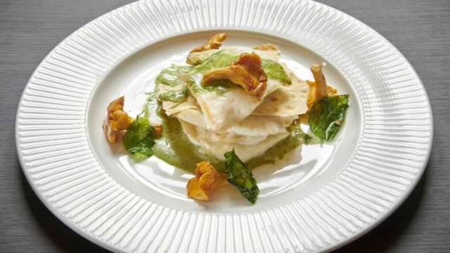 Turbot en millefeuille, sauce au pesto