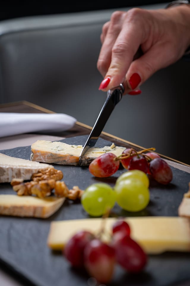Escapade campagnarde : 2 verres de vin rouge dégustation et une ardoise de fromages
