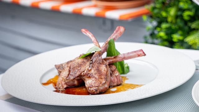 Côtes d'agneau grillées, jus corsé