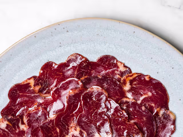 Sabor profundo y textura delicada en una pieza que destaca por su pureza, un bocado equilibrado que invita a disfrutar de la tradición con un toque cuidado.