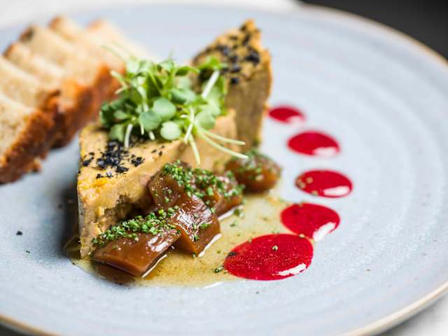 Dulzor sedoso y matices umami que se equilibran con suavidad. Un bocado de lujo que combina profundidad aromática y una textura exquisitamente cuidaada.