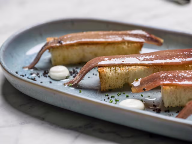 Dulce y salado se encuentran en un bocado pequeño pero lleno de personalidad. Contrastes delicados que despiertan el paladar con una mezcla inesperada y deliciosa.