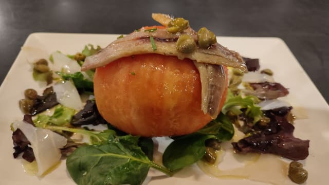 Tomate de la huerta con sardinas, bacalao y alcaparra