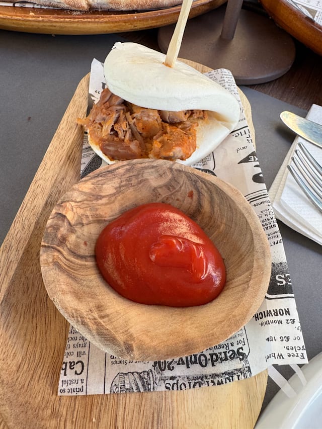BAO CON PULLED PORK