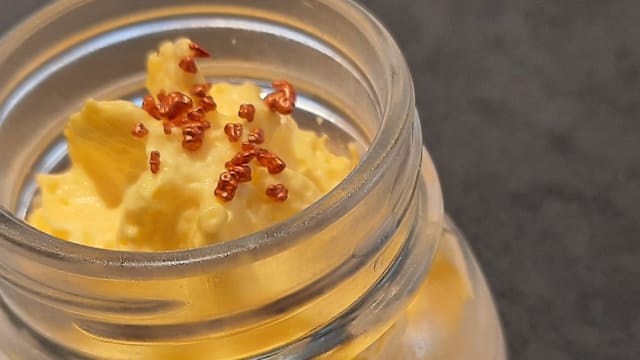 Untable suave y cremoso con un toque de hojuelas de chile rojo, ideal como acompañamiento para diversos platos.