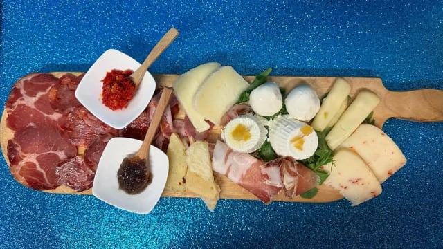 Tagliere salumi e formaggi locali