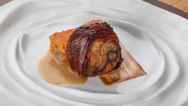 Procu (porchetta di maialino sardo, terrina di patate dolci e topinambur, crema di nocciole e fondo di maialino)