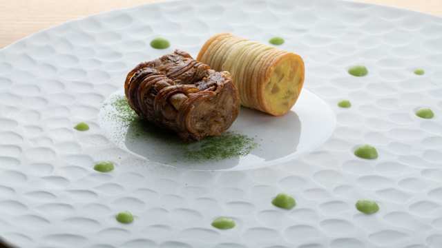 Cordula(cordula affumicata al mirto, finta cordula di grissini, composta di pera e cipolla e gocce di piselli acetici)