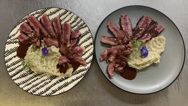 Côtes de bœuf accompagné d'une purée de pomme de terre à la truffe 