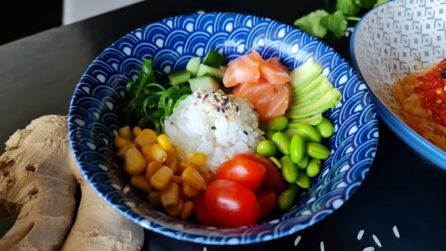 Mini salmon poké bowl