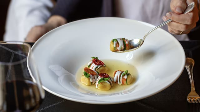 Gnocchi di patate alla sorrentina e l’acqua di pomodoro Potato gnocchi alla sorrentina and tomato water