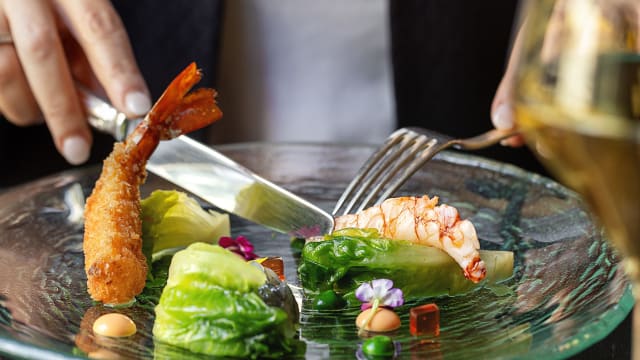 Gambero tartare, fritto e confit, lattuga in osmosi, salsa cocktail e Negroni Prawn tartare, fried and confit, lettuce in osmosis, cocktail sauce and Negroni