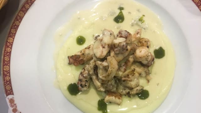 Polipo spadellato su letto di pure e gocce di pesto