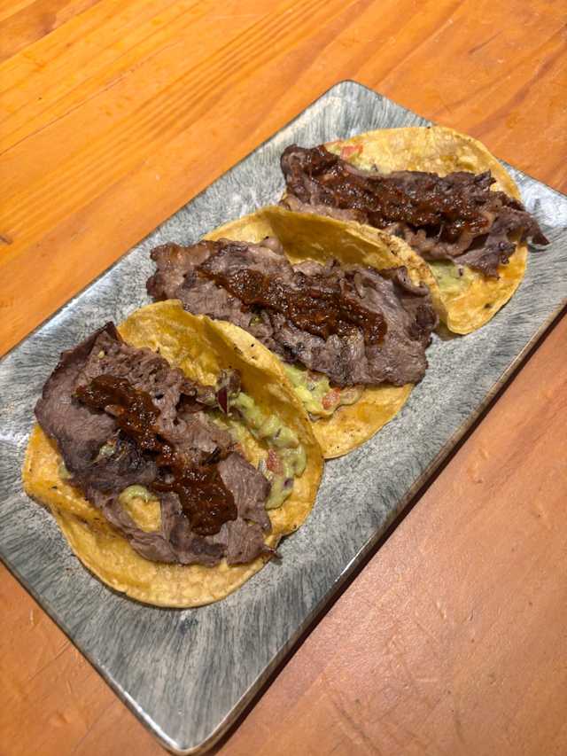 MONTERREY: Centro de lomo sobre base de guacamole y coronado con su salsa tatemada