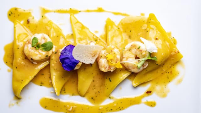 Triangoli di ravioli ripieni ai gamberi in salsa di arancia piccante