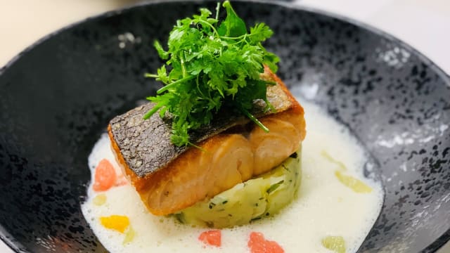Pavé de saumon ,écrasé de pommes de terre aux herbes fraîches ,sauce agrume 
