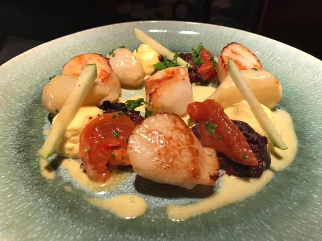 Les Noix de Coquilles Saint-Jacques Rôties, purée de cerfeuil tubéreux, tomates confites, pomme croquante, beurre d'agrume.