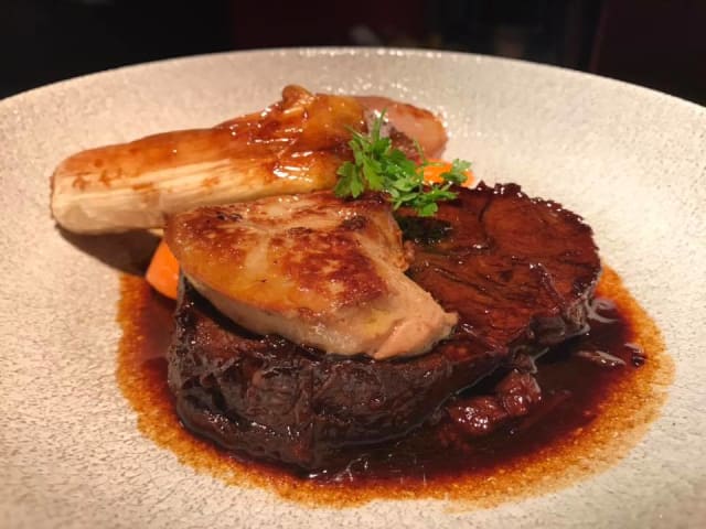 Le paleron de boeuf braisé au vin rouge façon rossini, endive caramélisée, jus court.