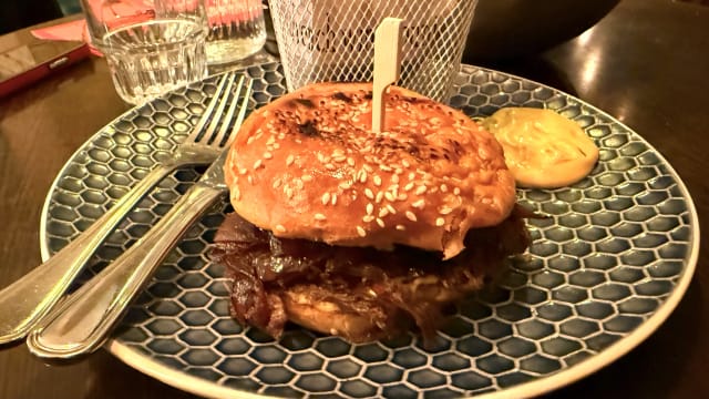 Burger au confit de canard et foie gras