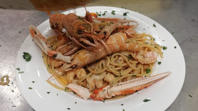 Spaghetti con gamberi rosso scampi e datterino