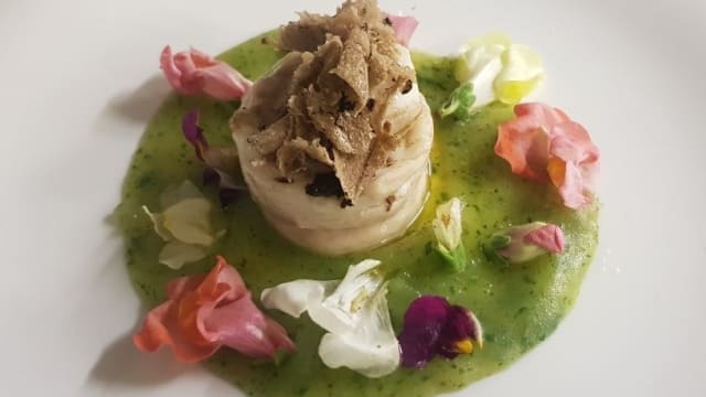 Vellutata di erbe spontanee con riccio di Branzino al tartufo e fiori eduli 