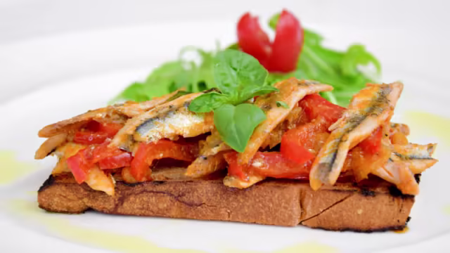 Crostino di alici con verdure fresche