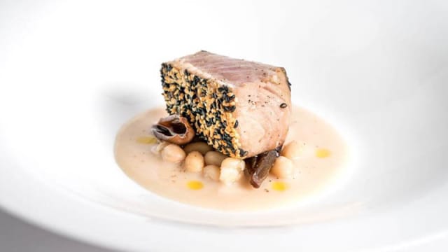 Palamita arrostita,fagioli zolfini del Pratomagno e cipolla balsamica